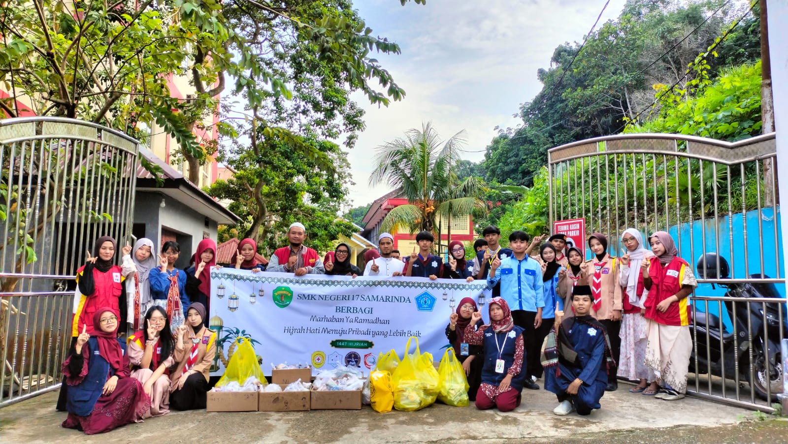 Berbagi takjil, Buka Bersama dan Sholat Tarawih berjamaah Siswa SMKN 17 Samarinda