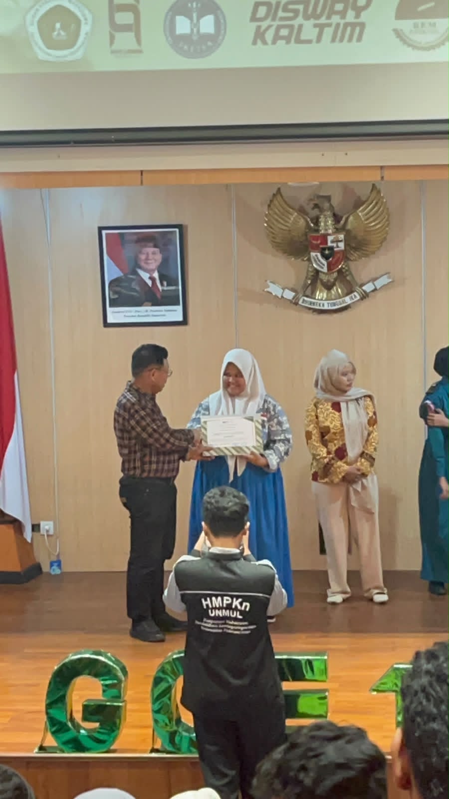 Siswi SMKN 17 Samarinda menjadi Juara harapan 1 dalam lomba Cerdas Cermat Konsensus 4 pilar Siswi SMKN 17 Samarinda menjadi Juara harapan 1 dalam lomba Cerdas Cermat Konsensus 4 pilar